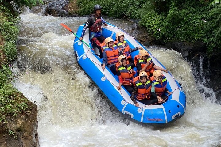 Perahu rafting berarus deras di Lembah Sungai Ayung, Bali
